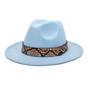 Chapeau fedora bleu clair en laine avec ruban en peau de serpent et rivet doré chic