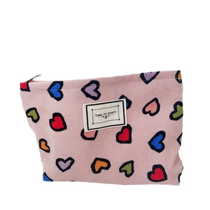 Borsa cosmetica rosa in tela con stampe di cuori colorati, custodia da viaggio per trucco.