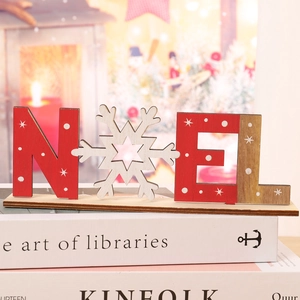 Détail de la décoration de Noël NOEL en bois avec flocon sur socle en bois massif