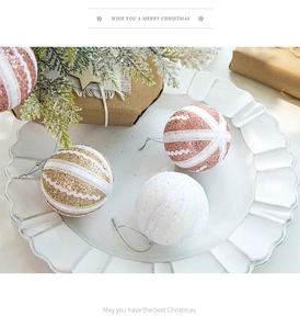 Detail von 8cm rosa und goldene Weihnachtskugeln auf einem weißen Teller mit Tannenzweigen