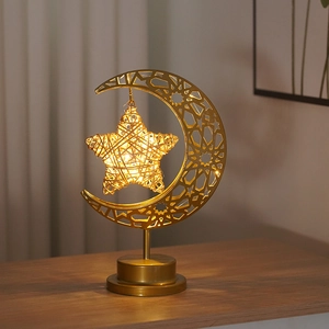 Lampe LED en croissant de lune et étoile dorée avec lueur chaude sur bois