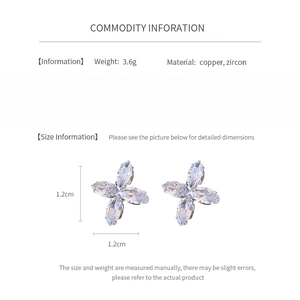 Détail des boucles d'oreilles fleurs en zircon avec taille 1,2 cm et matériau en cuivre