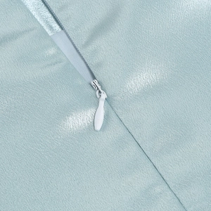 Gros plan détaillé de la fermeture éclair invisible sur l'ensemble en satin bleu clair