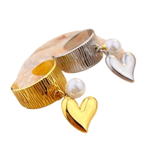 Bagues texturées or et argent avec pendentif cœur et perle blanche sur socle rose