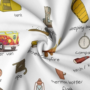 Détail montrant la texture du tissu doux et les illustrations de camping sur la bannière