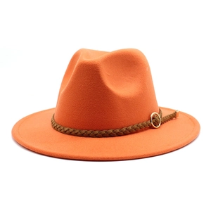 Dettaglio cappello fedora in lana arancione con cinturino in pelle e fibbia dorata