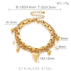 Vue détaillée du bracelet multicouche en acier doré avec breloque cœur et perles
