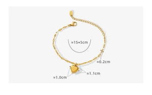 Detail view of heart pendant bracelet with dimensions 15+5cm length and 1cm charm