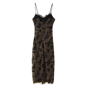 Robe moulante élégante sans manches avec résille florale et doublure contrastée
