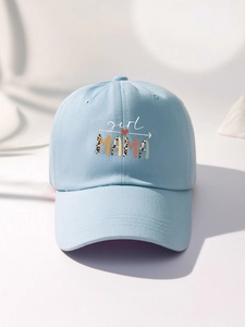 Dettaglio del cappellino azzurro in cotone con ricamo MAMA in stampa leopardata