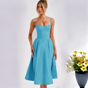 Détail de robe trapèze dos nu bleu ciel avec taille ajustée et tissu tissé fluide