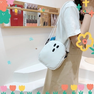 Détail du joli sac bandoulière fantôme blanc avec sangle réglable et tissu en nylon imperméable