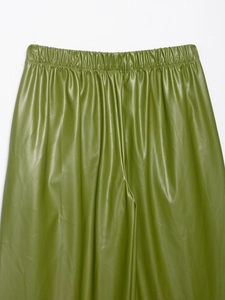 Detail der olivgrünen PU-Leder-Hose mit weitem Bein und flexiblem elastischem Bund