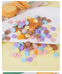 Detailopname van kleurrijke hars miniatuurkoekjes voor DIY klei en crème lijm ambacht