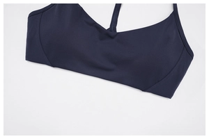 Détail de la brassière de yoga bleu marine avec texture lisse et dos à lanières