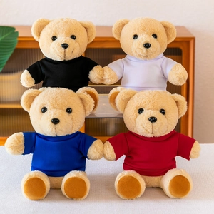 Leuke set van vier pluche teddyberen in gekleurde T-shirts voor geschenken en promoties