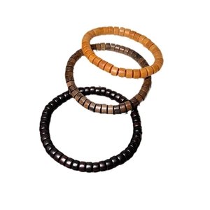 Trois bracelets minimalistes en bois de santal aux tons naturel, marron et ébène
