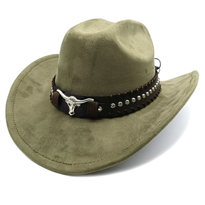 Cappello da cowboy in camoscio verde oliva con fascia borchiata e stemma di toro in argento