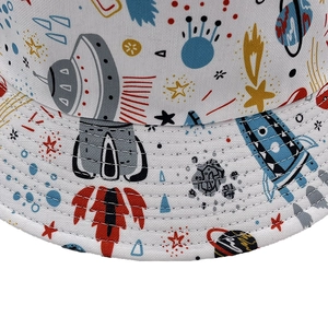 Sombrero de pescador blanco con estampados coloridos de naves espaciales, cohetes y planetas