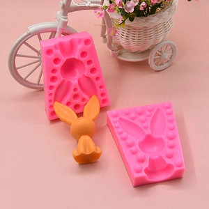 3D Hasen Silikonform Set mit orangefarbenem Hasenmodell für DIY Kuchen und Kerzenherstellung