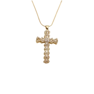 Collier avec pendentif croix dorée et oxydes de zirconium sur fond blanc