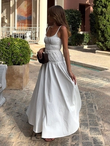 Abito lungo bianco con bustino a punto nido d'ape e spalline sottili stile estivo
