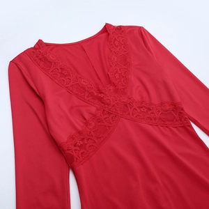 Détail de la robe de soirée rouge à col en V avec dentelle délicate et texture maille