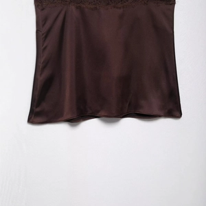 Top en satin marron avec bordure en dentelle délicate et texture soyeuse lisse