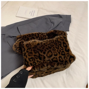 Primer plano del bolso tote suave de piel sintética con estampado de leopardo marrón
