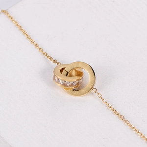 Collier en or 18 carats à double anneau avec chiffres romains et oxydes de zirconium
