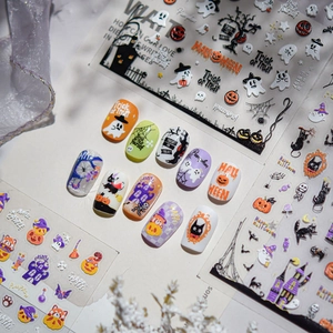 Détail macro de stickers ongles Halloween avec citrouilles, fantômes et chats gaufrés