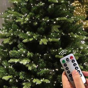 Catena di luci LED bianco freddo su albero di Natale con telecomando wireless