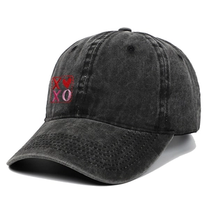 Berretto da baseball nero lavato con ricamo XOXO e cuore rosso regalo di San Valentino