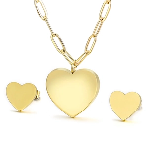 Parure de bijoux cœur dorée avec collier à maillons carrés et puces d'oreilles