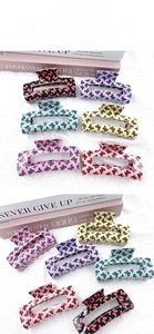 Détail de pinces à cheveux carrées en six couleurs avec imprimés papillon élégants