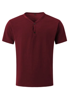 Detailansicht des weinroten Baumwollgewebes beim Herren Sport-T-Shirt mit V-Ausschnitt
