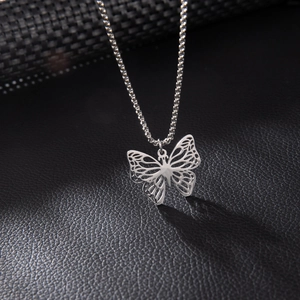 Collier avec pendentif papillon évidé en acier inoxydable argenté poli et brillant