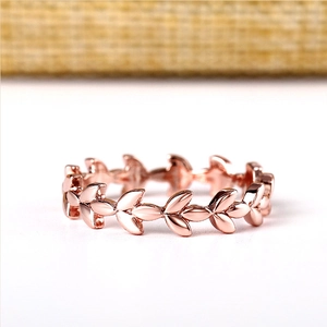 Macro detail van de roségouden lauwerblad ringband met hoogglans metalen afwerking