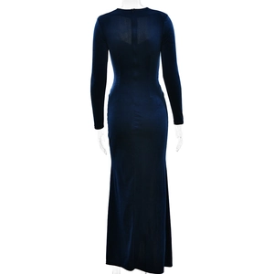 Vue arrière d'une robe longue en velours bleu marine avec fermeture éclair invisible