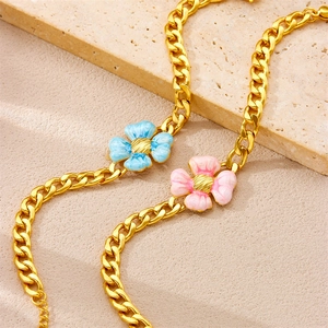 Bracelet chaîne plaqué or élégant avec fleurs en émail rose et bleu sur fond de pierre