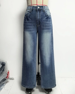 Gedetailleerd vooraanzicht van de high-waist spijkerbroek met wijde pijpen in blauw