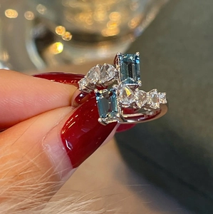 Anello di lusso in argento con due pietre blu e pavé di zirconi brillanti incastonati