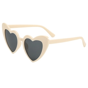 Trendige cremefarbene Herz-Sonnenbrille mit dunklen UV400-Gläsern in stylischer Ansicht