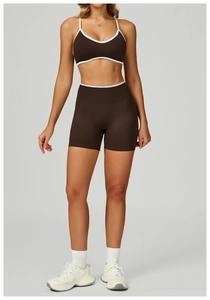 Dettaglio degli shorts da yoga a vita alta e reggiseno con bordi bianchi a contrasto