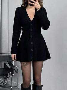 Robe boutonnée élégante en maille noire à manches longues avec col en V et coupe évasée en A