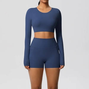Detail van de yoga short met hoge taille, zijzak en crop top met lange mouwen in blauw