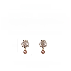 Vue détaillée des boucles d'oreilles perles vintage avec alliage, cristal et perles