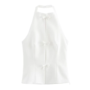 Top a lupetto bianco da donna con tre fiocchi decorativi in uno stile minimalista
