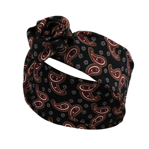 Detail eines böhmischen Samt-Stirnbands mit Paisley-Muster, Rosenknoten und Blumenprint