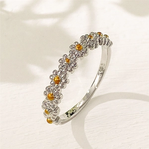 Detailansicht des S925 Sterling Silber Gänseblümchen Rings mit goldfarbenen Blütenmitten